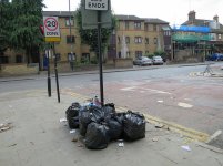 odpady zalegające na ulicy
